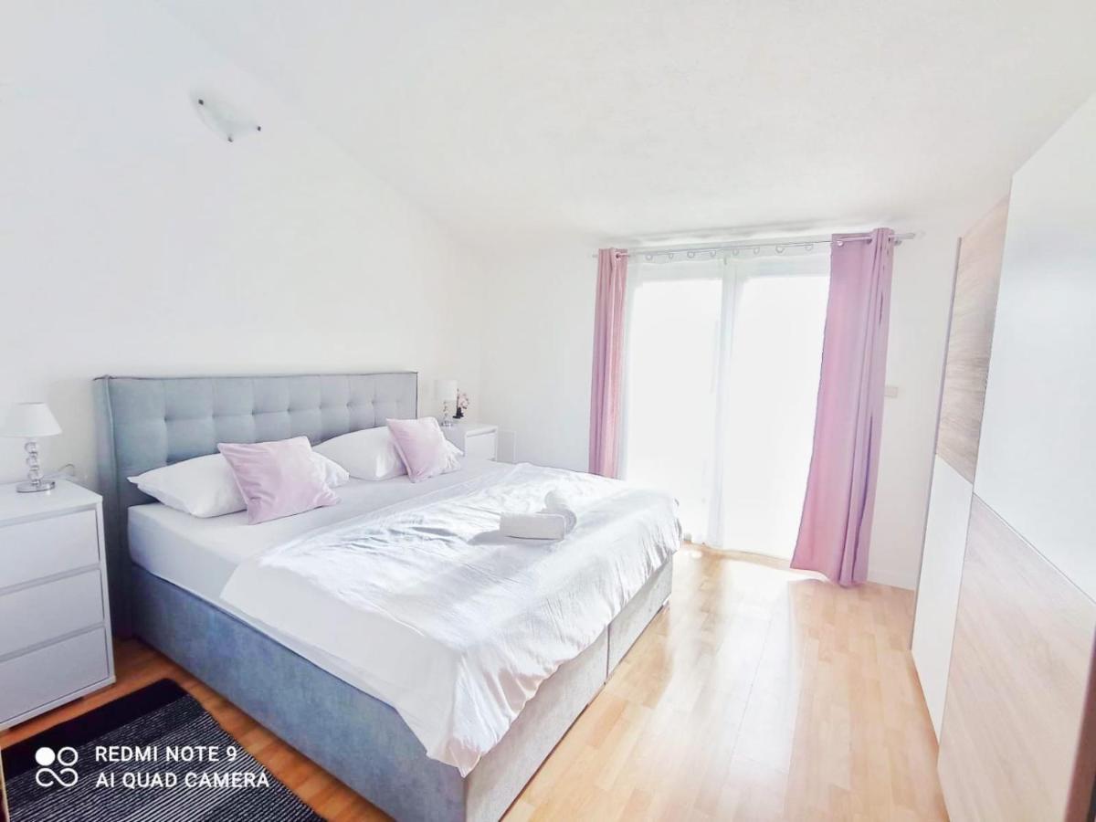 Apartman Mia With Pool1 สปลิท ภายนอก รูปภาพ